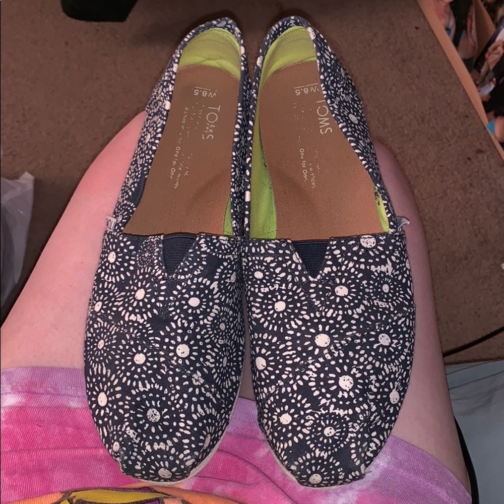 Navy & White flower TOMS